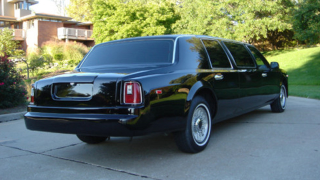 Illustration for article titled Replica Rolls Royce Phantom limo isn’t fooling anyone